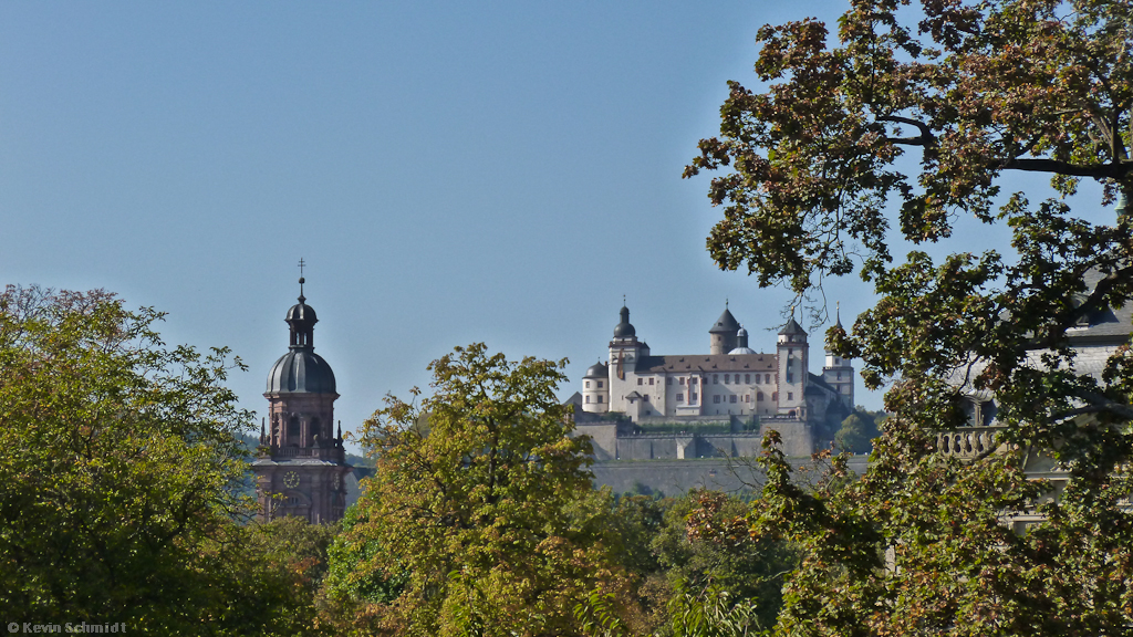 Durch die Baumwipfel im Hofgarten der Wrzburger Residenz kann man den Kirchturm der Neubaukirche sowie die Festung Marienberg ersphen. (02.10.2011)