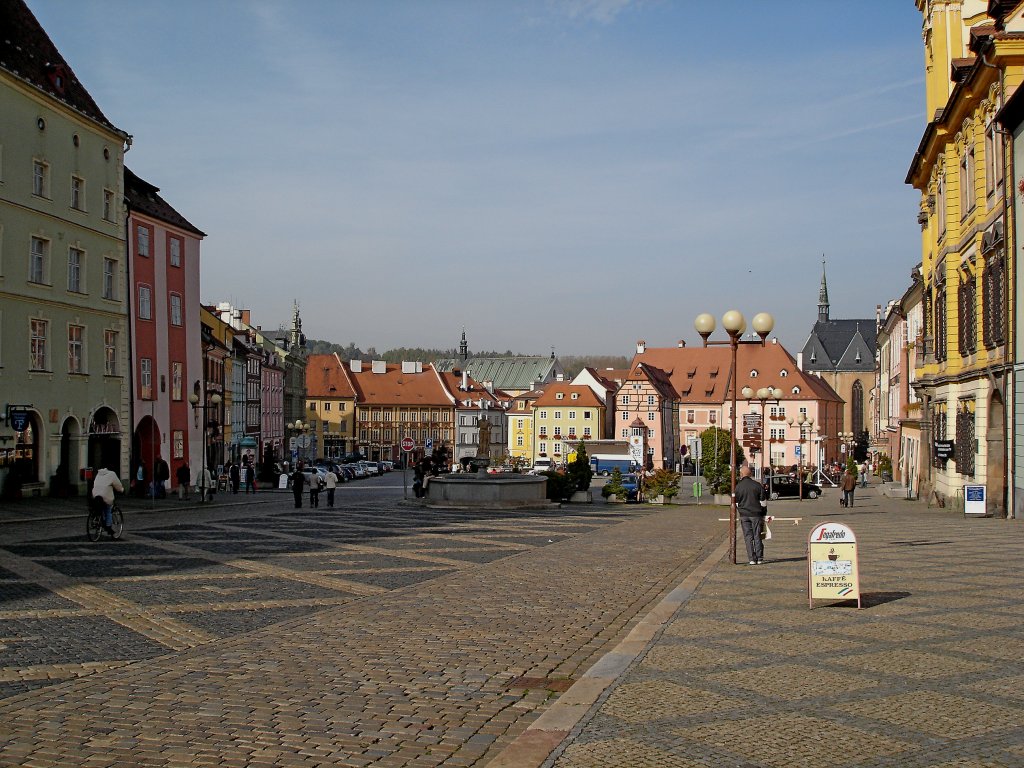 Eger (Cheb), war bis zur Vertreibung der Deutschen 1945-46 die westlichste Stadt im ehemaligen Sudetengau und Hauptstadt des Egerlandes, hier der groe Marktplatz aus dem 13.Jahrhundert, mit vielen schn restaurierten historischen Bauten, Okt.2006