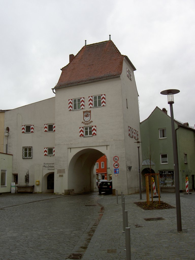 Eggenfelden, Grabmaier-Tor am Fischbrunnenplatz, erbaut Ende des 15. Jahrhundert, seitlicher Anbau Brgerdienerhaus, Kreis Rottal-Inn (02.02.2013)