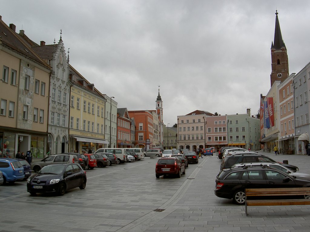 Eggenfelden, Stadtplatz mit Rathaus und St. Nikolaus Kirche (02.02.2013)