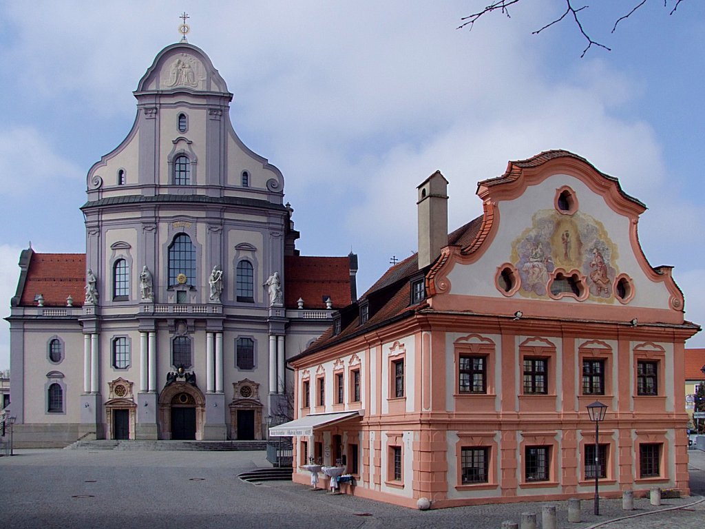 Ehemaliges Franziskanerhaus, welches jetzt einen Weihgaben u. Andenkenladen beherbegt, sowie die Basilika St. Anna zieren das Stadtbild von Alttting;110328