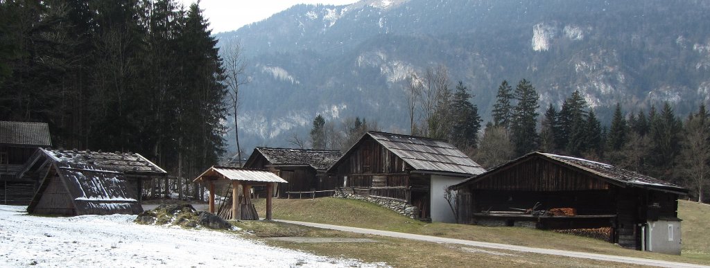 Ein Blick in das Freilichtmuseum Tiroler Bauernhfe in Kramsach. Hier sind Hfe aus allen Teilen Tirols zu sehen. Die Aufnahme stammt vom 28. Mrz 2013.