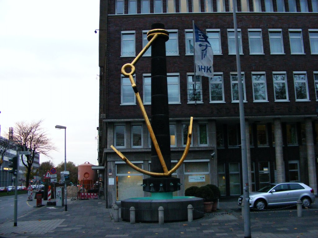 Ein Brunnen mit Anker als Zeichen der Duisburger Binneschiffahrt - aufgenommen an der Mercatorstrae vor dem  Hauptbahnhof am 6. November 2009. 
