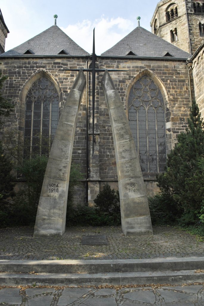 Ein Denkmal an der Mnsterkirche St. Bonifatius in Hameln was an den ersten Weltkrieg erinnern soll. Foto vom 12.07.2011.