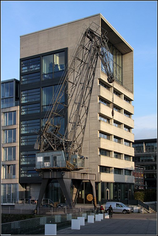 Ein Gebude des bekannten britischen Architekten David Chipperfield im Dsseldorfer Medienhafen. 22.03.2010 (Matthias)
