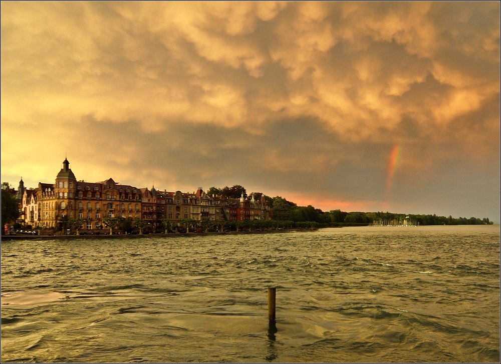 Ein Gewittersturm taucht den <U>Konstanzer Trichter</U> in ungewhnlich giftig gelbes Licht. So bekam mein Fotoapparat auch schnell Gesellschaft auf der Rheinbrcke... Juni 2013.