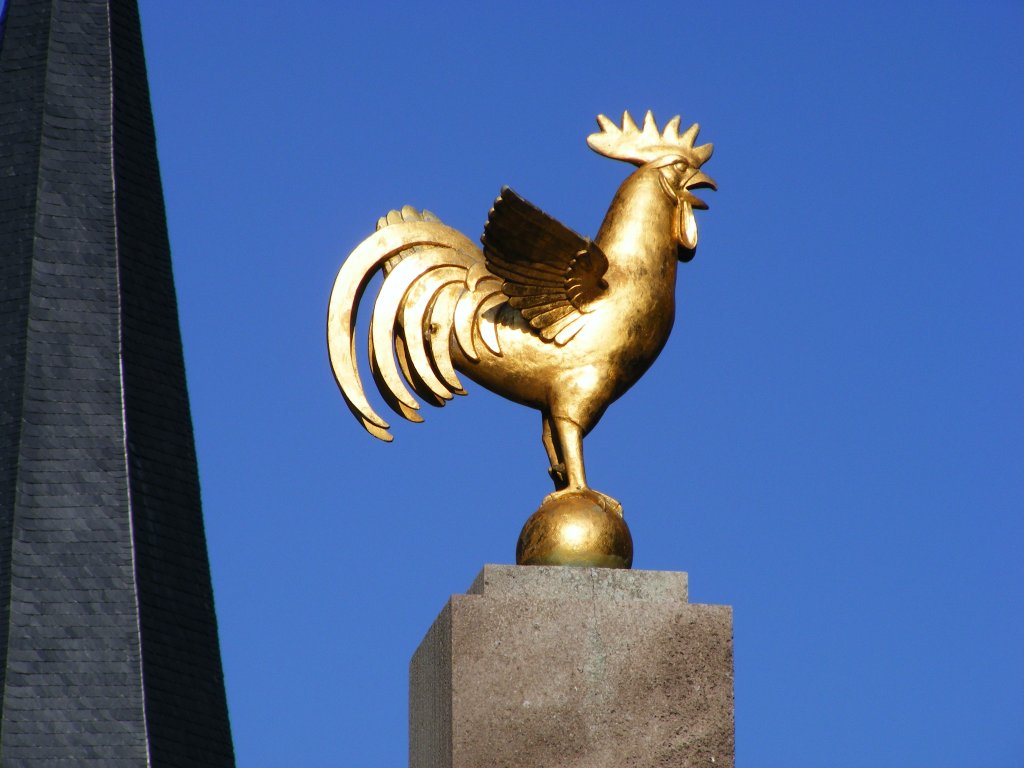 Ein goldener Hahn am Kennedyplatz in Essen am 11. Juni 2010.