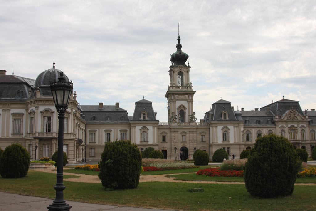 Ein groes barockes Schloss mit einem schnen Park steht am Balaton 
in Keszthely. 
Aufnahme am 29.8.2012