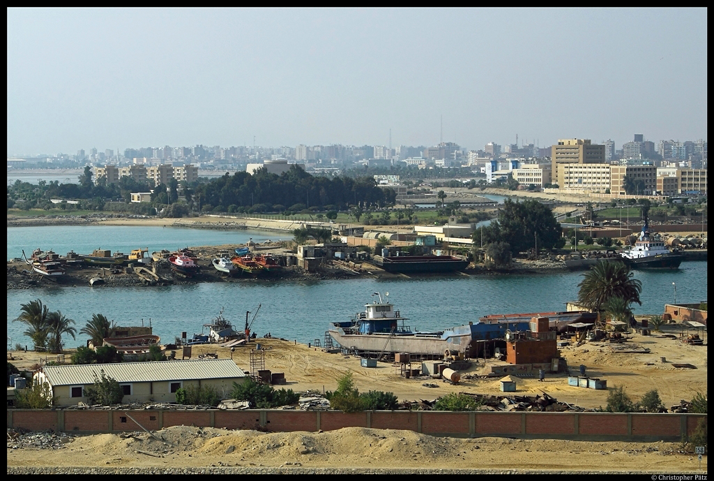 Ein Hafenbecken am Rand von Suez, einer Stadt mit ca. 500000 EW am sdlichen Ende des Suez-Kanals. (22.11.2012)