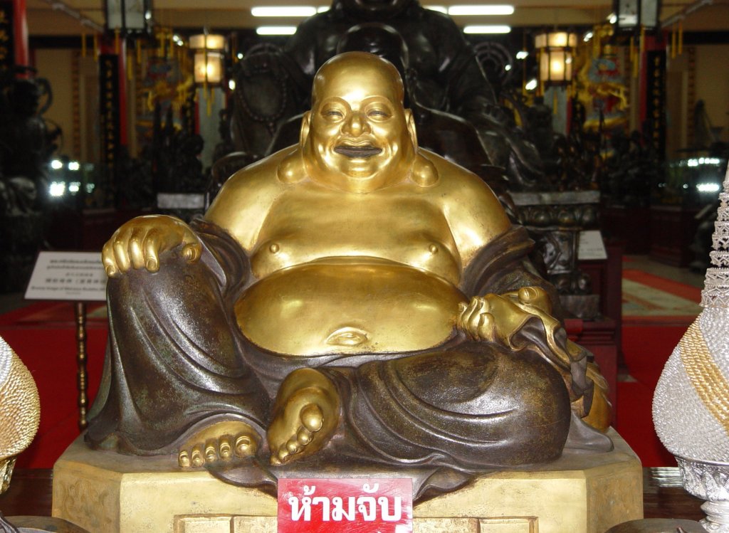 Ein  Happy Buddha  in der Tempelanlage von Viharn Sien, ca. 180 km sdlich von Bangkok. Diese Art eines Buddhas ist chinesischer Stil (Mai 2006)
