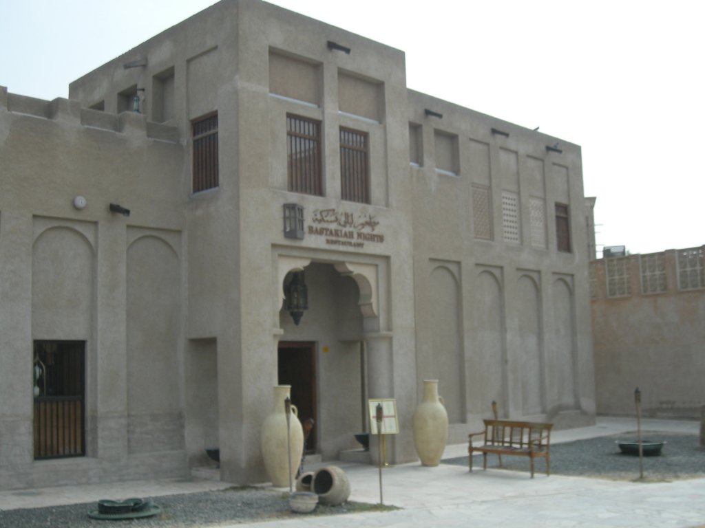 Ein historisches nicht mehr in Verwendung stehendes Markthaus in Dubai.
Foto vom 24.7.2011
Dieses Gebude dient nun als Museum.