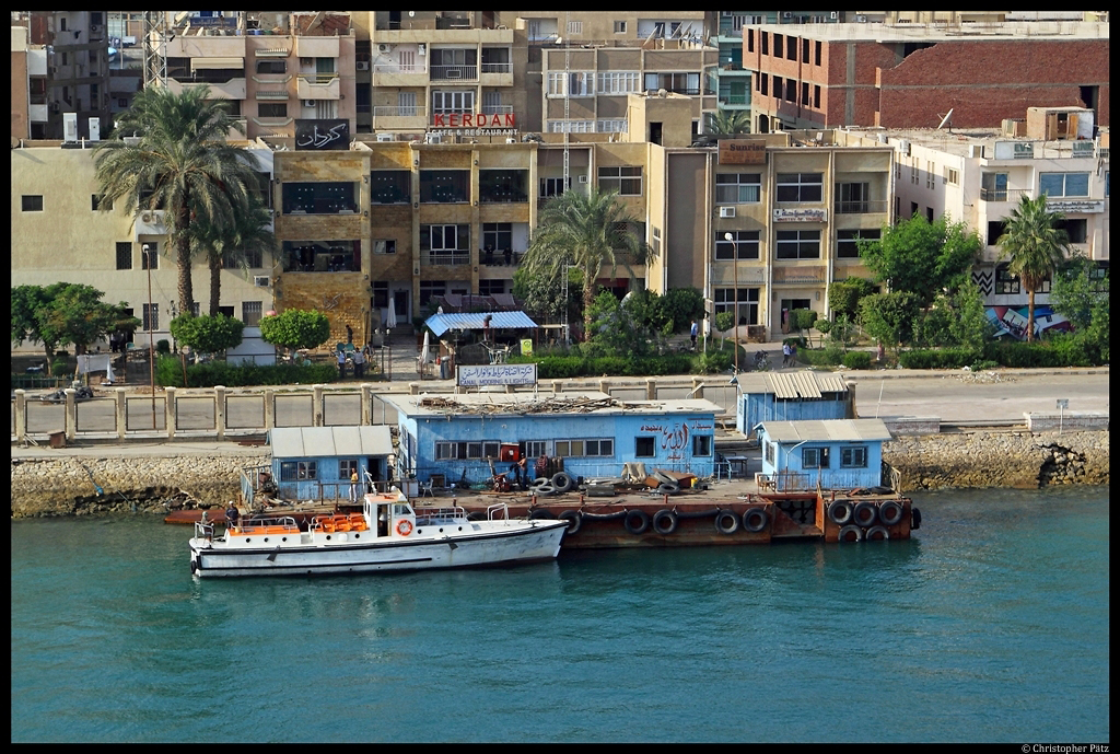 Ein kleiner Liegeplatz in der Stadt Suez direkt am Suez-Kanal. (22.11.2012)