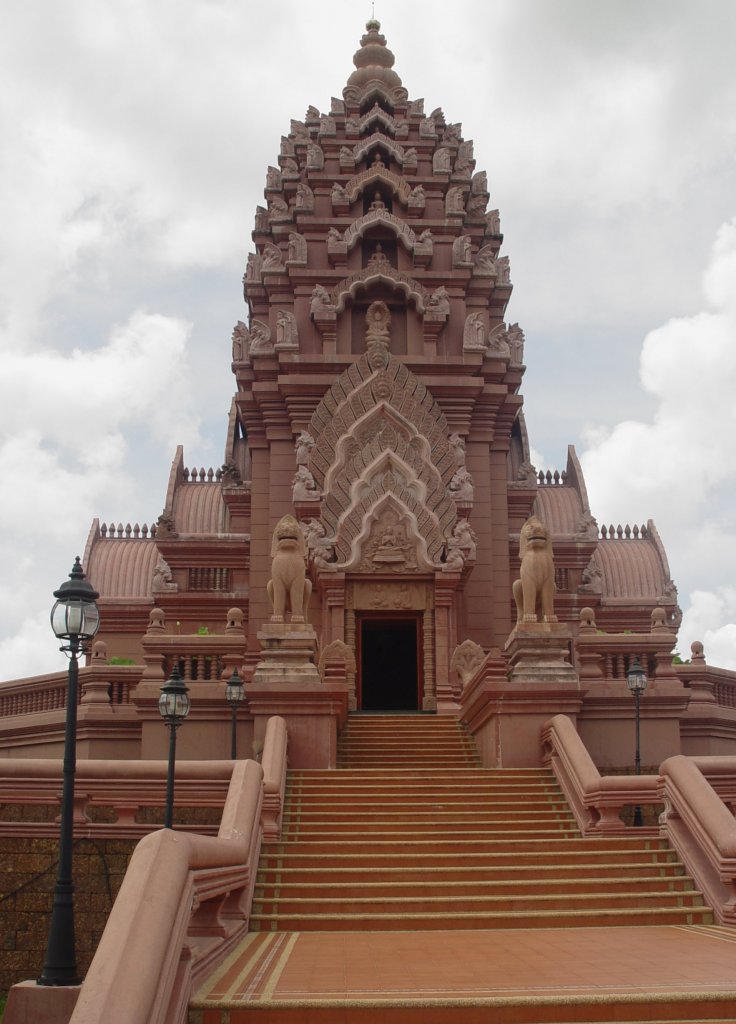 Ein neu erbauter Chedi eines Tempels bei der Stadt Buri Ram im Nordosten Thailands am Juli 2010