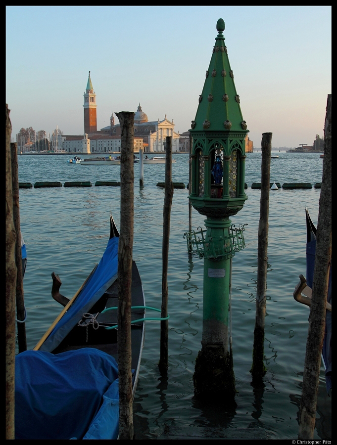 Ein Schrein fr die Schutzheilige der Gondoliere in Venedig. Im Hintergrund die Insel San Giorgio. (17.11.2012)