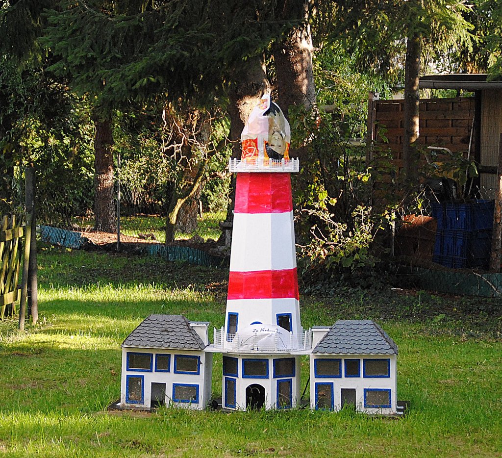 Ein selbst gebauter Leuchtturm  in Lehrte/Kthenwaldstrae. Foto vom 18.10.2010.