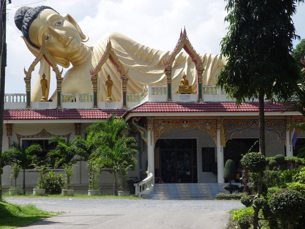 Eine besonders interessante Buddhafigur auf dem Dach eines Tempels auf der Insel Phuket am 17.10.2006