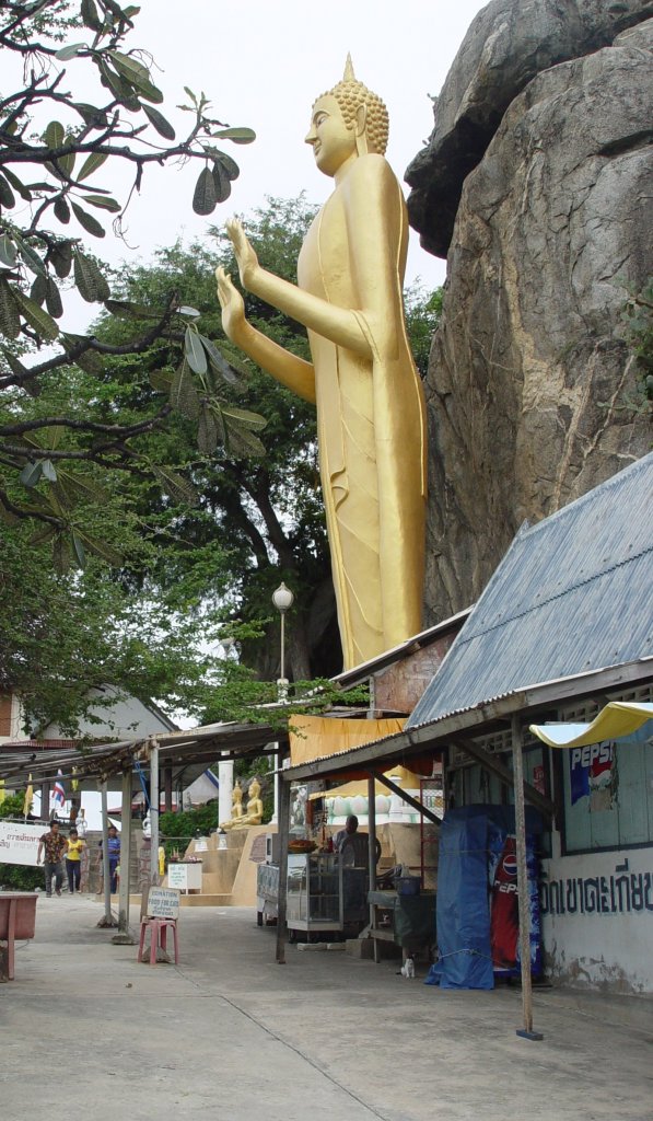 Eine Buddha-Statue in einer Tempelanlage auf der Halbinsel am sdlichen Ende der Bucht von Hua Hin am 13.09.2006