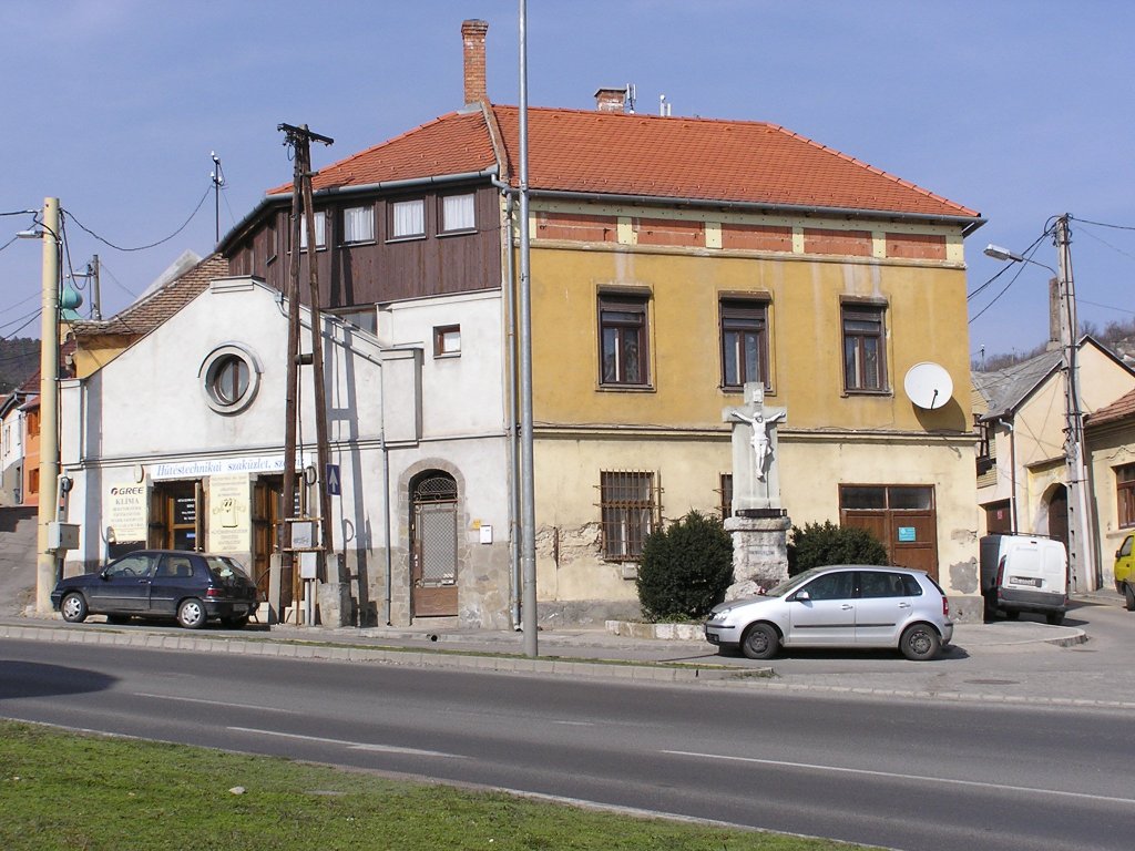 Eine ganz interessantes und vielvlltiges Haus. Eine Kreuze gibt es auch vor dem Haus.
Foto: Pcs, Ungarn. April 2010