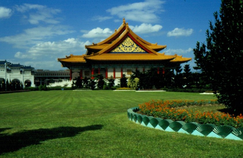 Eine Halle in chinesischem Baustil auf dem Areal der Chiang-Kai-shek-Gedchtnishalle in Taipeh im November 1988