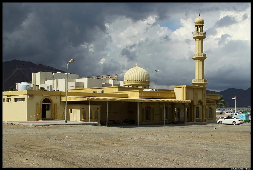 Eine kleine Moschee in Chaur Fakkan (Khor Fakkan). (04.12.2012)