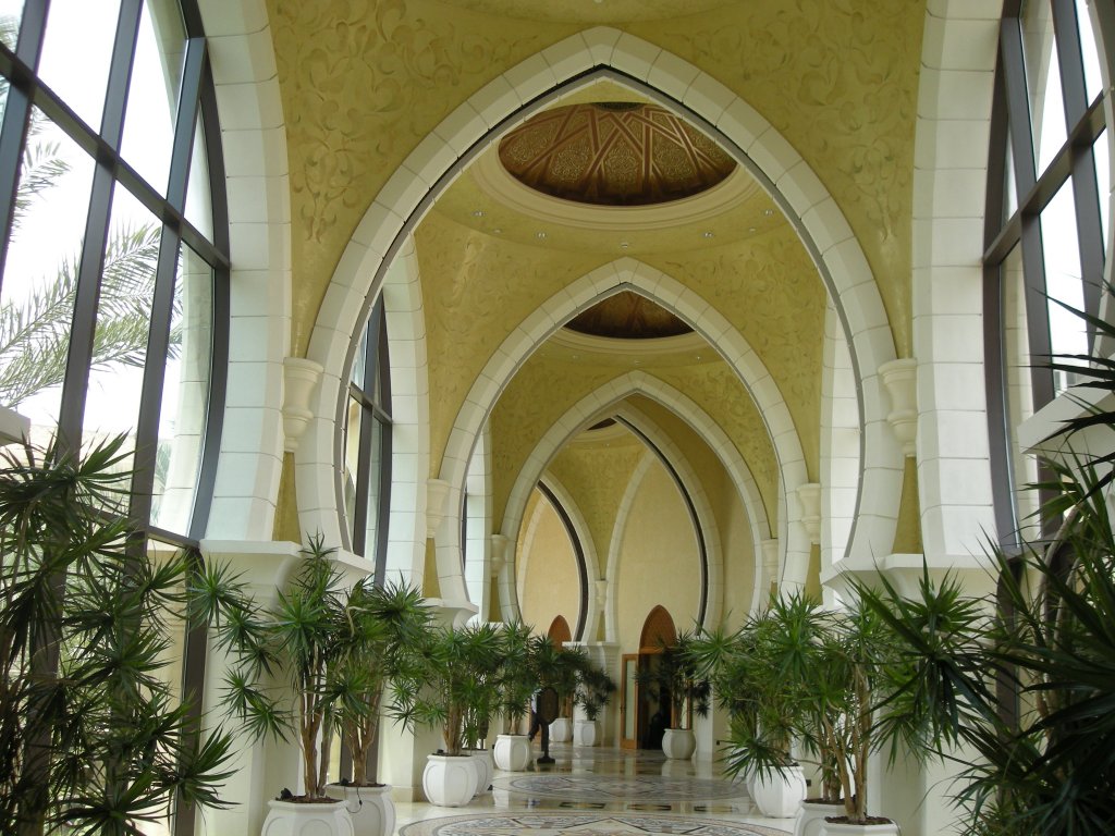 Eine schn verzierte Halle eines Hotels in Dubai.(12.7.2010)