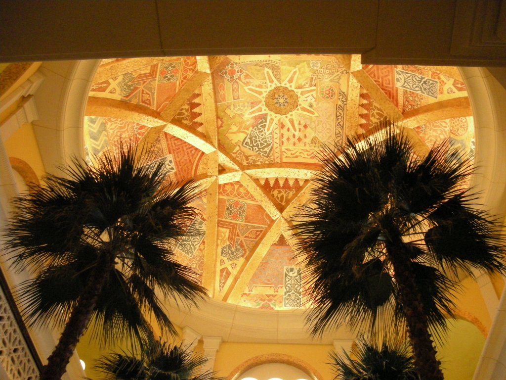 Eine wunderschn verzierte Decke eines arabischen Hotels in Dubai.(18.7.2010) 