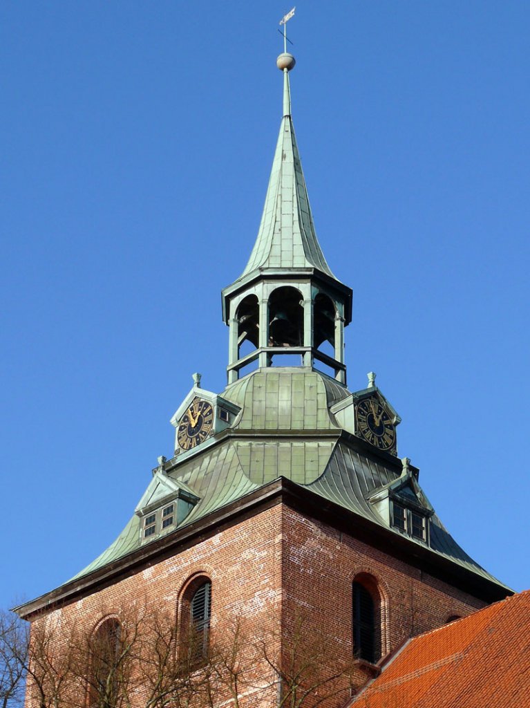 Eine wunderschne kupfergedeckte Welsche Haube aus dem Jahr 1766 bekrnt den Turm der Bachkirche St. Michaelis Lneburg; 28.12.2009
