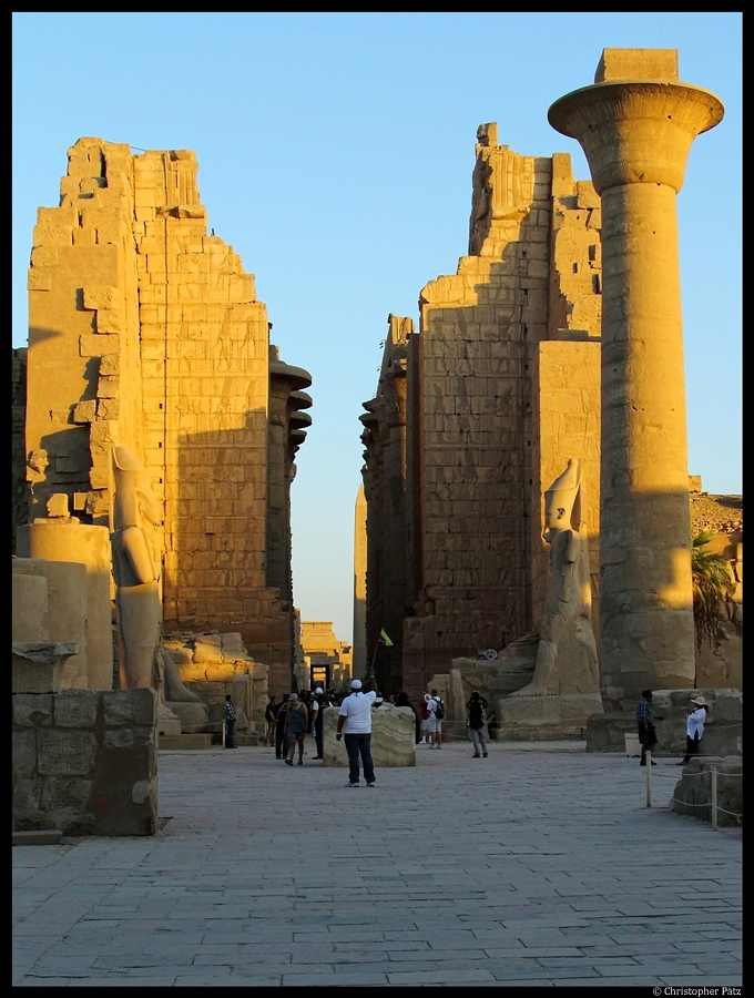 Eingang zur Sulenhalle des Karnak-Tempels bei Luxor. (23.11.2012)