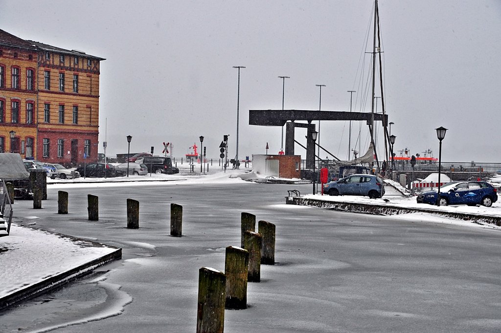 eisiges Hinterland am Stralsunder Stadthafen, die Klappbrcke am zugefrorenen Querkanal und ein weit ber normal liegender Pegelstand durch die Sturmflut, 10.01.2010