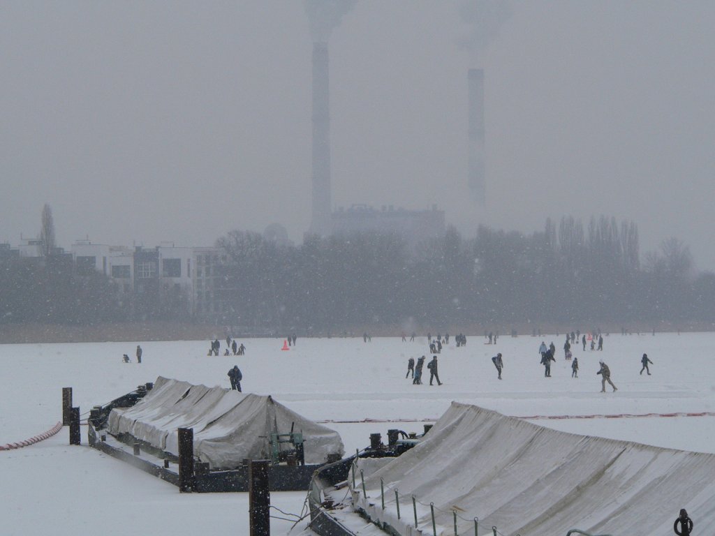 Eislaufen in der Rummelsburger Bucht - im strengen Winter 2011/12 sehr beliebt. 5.2.2012