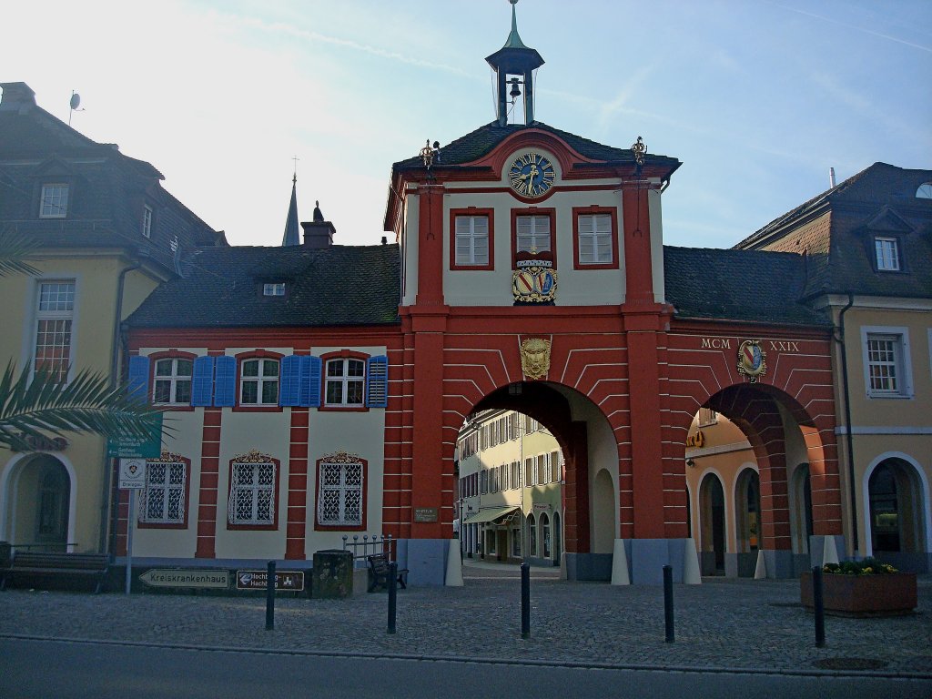 Emmendingen, das Stadttor, stadteinwrts gesehen, erbaut nach 1590 als Teil der Stadtbefestigung, 1929 erweitert, April 2011