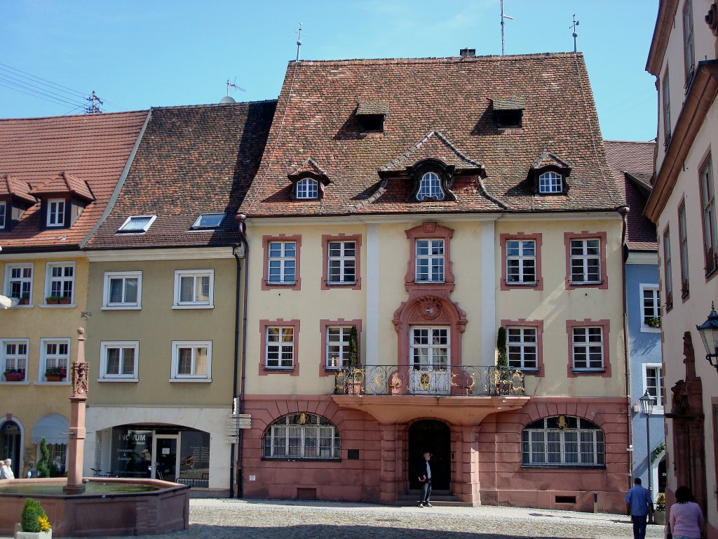 Endingen am Kaiserstuhl,
den reprsentativen Abschlu des Marktplatzes bildet dieses Brgerhaus aus dem Jahre 1775, seit 1936 Rathaus, heute Stadtkmmerei,
Juni 2010