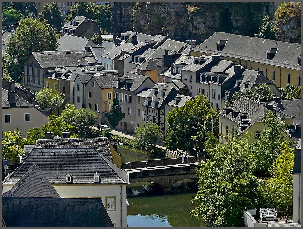 Enge Gassen, verschachtelte Huser und die Brcke ber die Alzette machen den Charme des Stadtgrundes von Luxemburg aus. 01.08.09 (Jeanny)