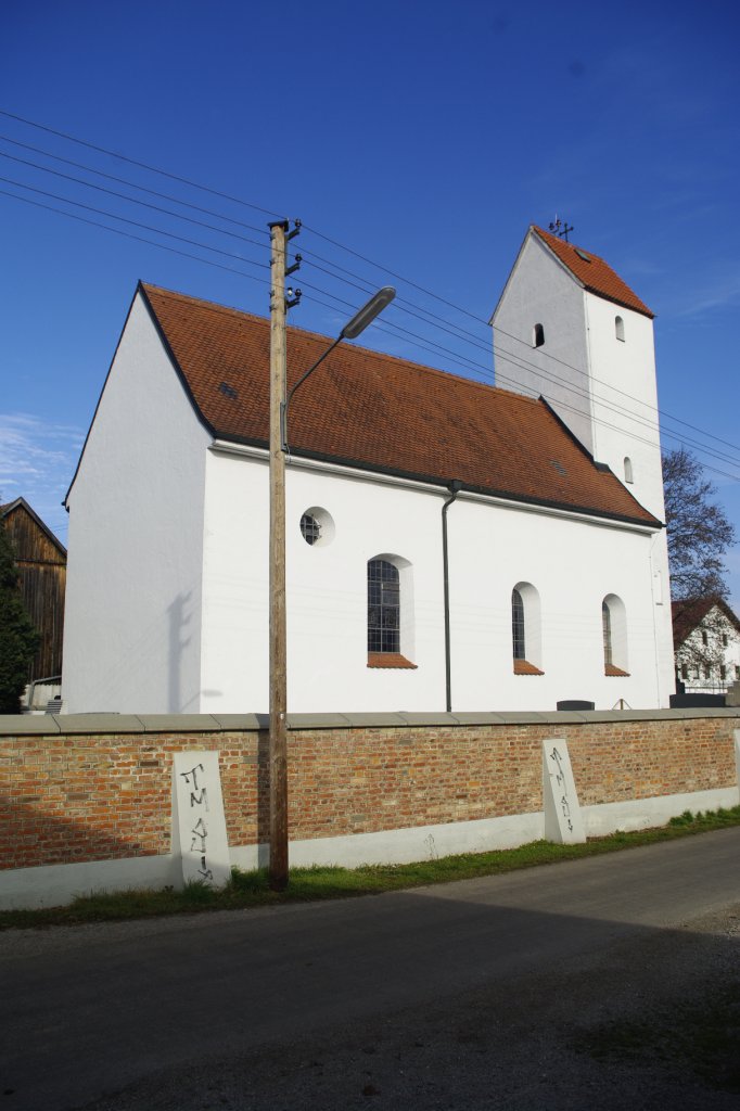 Esting, 800 Jahre alte St. Stephanus Kirche, romanische Chorturmanlage des 1. Viertels aus dem 13. Jahrhunderts, Langhaus erbaut im 17. Jahrhundert (20.11.2011)