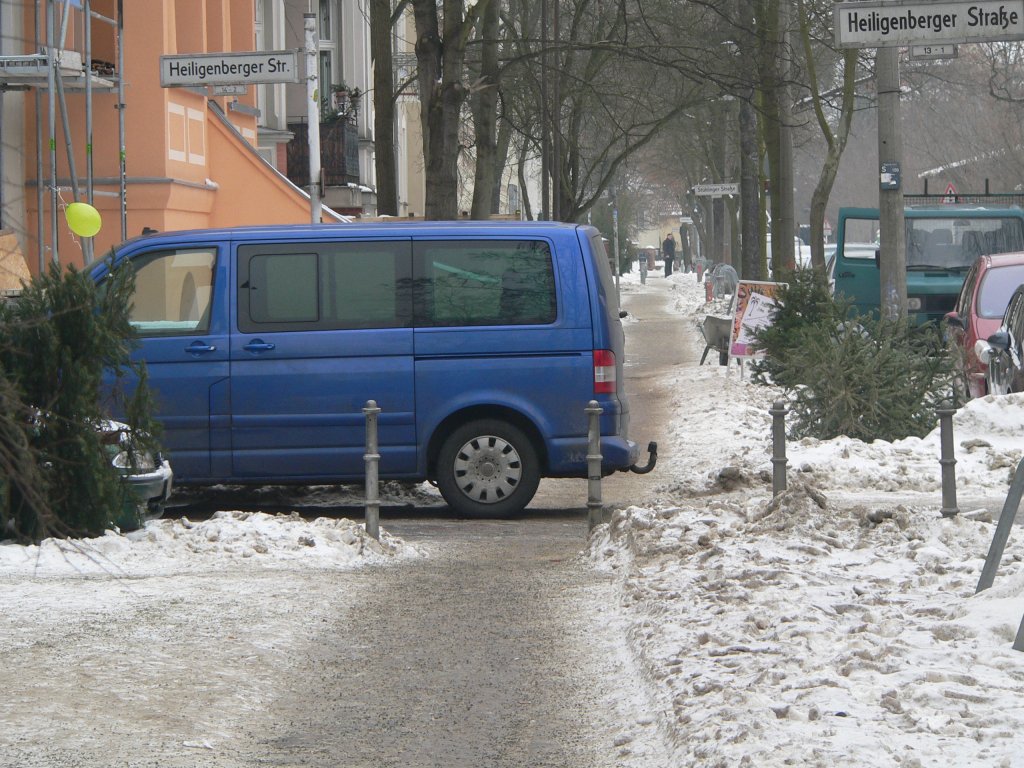 Falschparker - bequeme Mobilitt fr den einen, Vollsperrung fr den anderen. Berlin, Januar 2010
