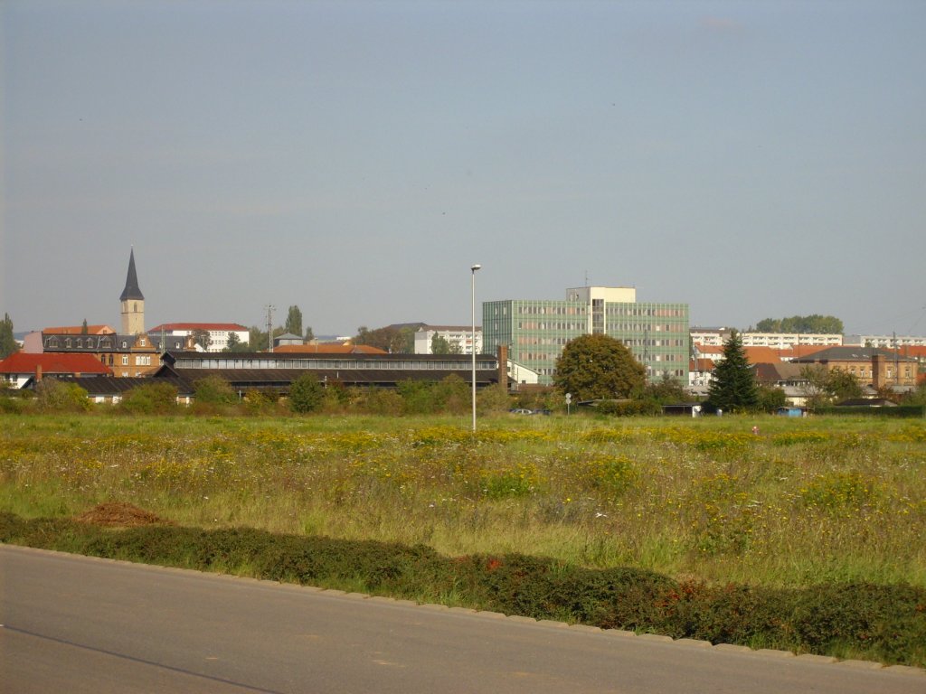 Fernansicht von Nordhausen aus einem Gewerbegebiet am Stadtrand (Sichtbar der Petriturm und das ehemalige Verwaltungsgebude der Reichsbahn). Bald ist diese Ansicht nicht mehr mglich, da das Gewerbegebiet immer mehr zugebaut wird. (23.09.2007)