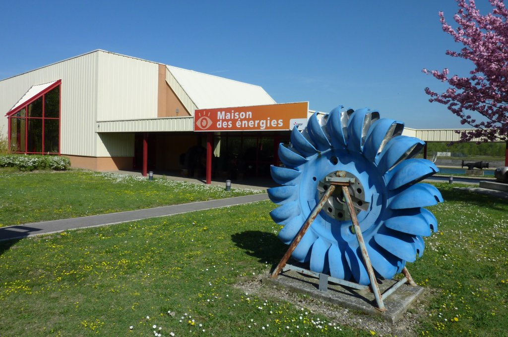 Fessenheim im Elsa, das  Haus der Energie  am Rheinkraftwerk, Information und Museum, davor eine ausgediente Pelton-Turbine, April 2011 