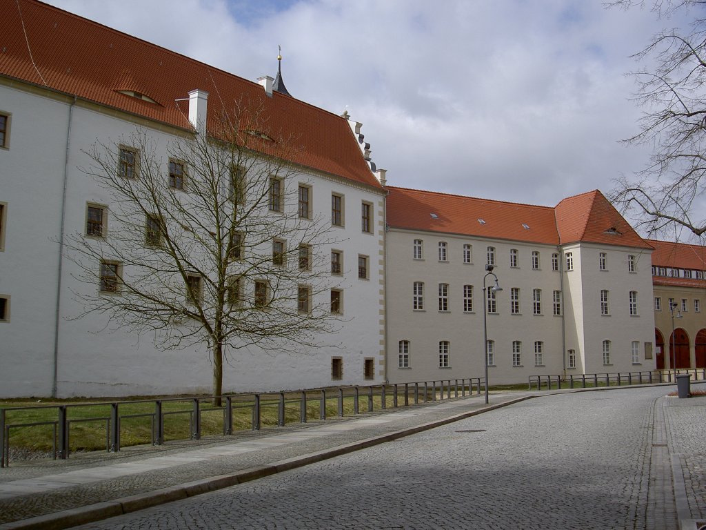 Finsterwalde, Renaissance Schloss, erbaut ab dem 15. Jahrhundert, heute Sitz 
der Stadtverwaltung (02.04.2012)