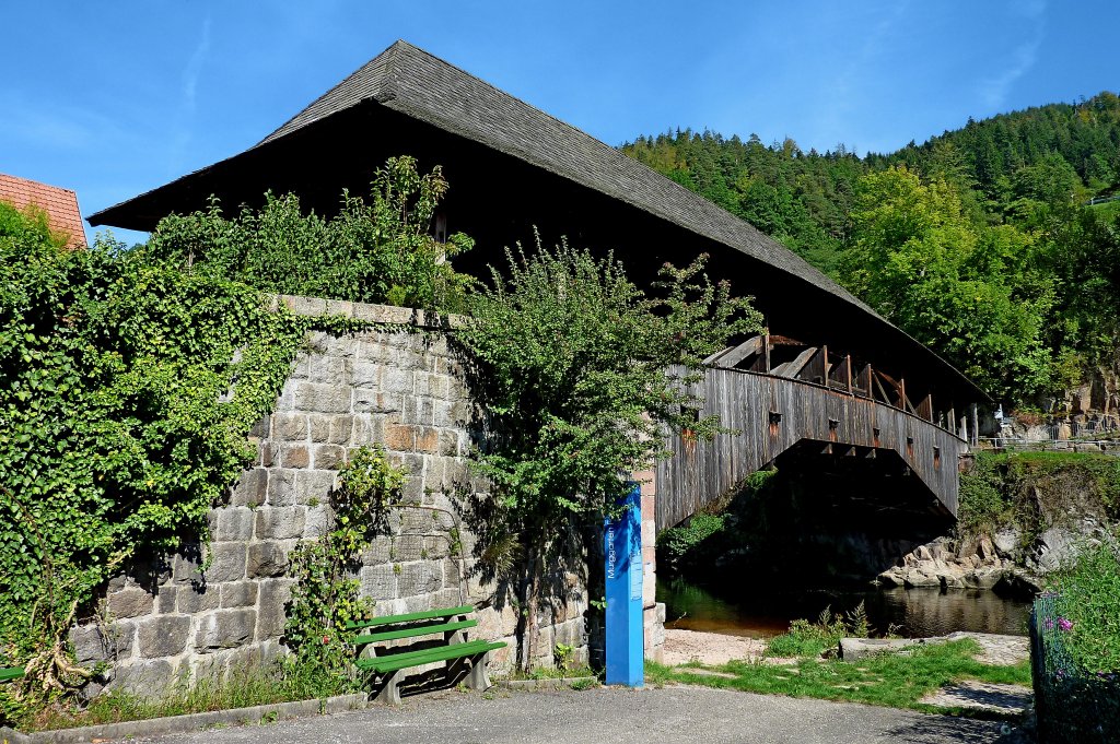 Forbach im Schwarzwald, die gedeckte Holzbrcke ber die Murg, Sept.2011