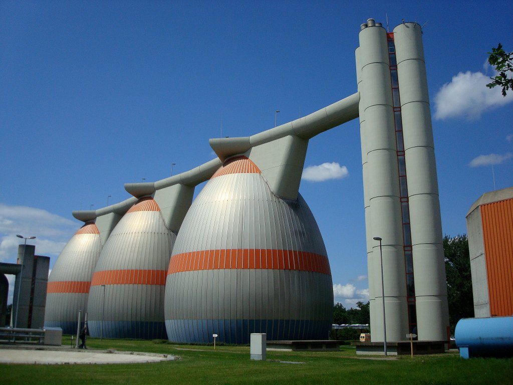 Forchheim im Breisgau,
Faulschlammbehlter im Klrwerk, 38m hoch, 22m Durchmesser,
das gewonnene Biogas wird im Werk genutzt,
Juni 2010