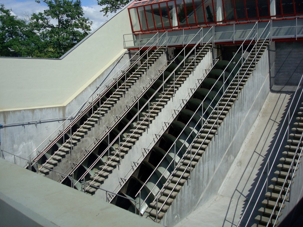 Forchheim im Breisgau,
Rohwasserpumpwerk in der Klranlage,
mittels Frderschnecken mit 2,80m Durchmesser wird das Abwasser ber 7m hoch gefrdert,
Juni 2010 