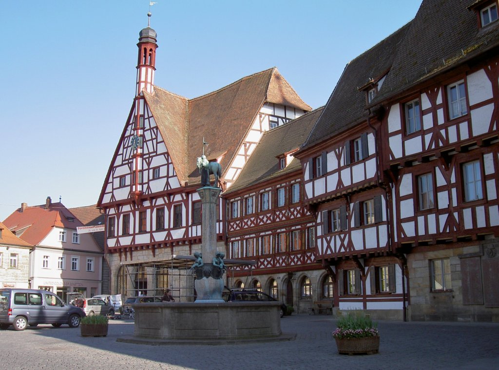Forchheim, Rathaus aus dem 14. Jahrhundert mit Schnitzereien von Hans Ruhalm von 1523 (29.04.2007)