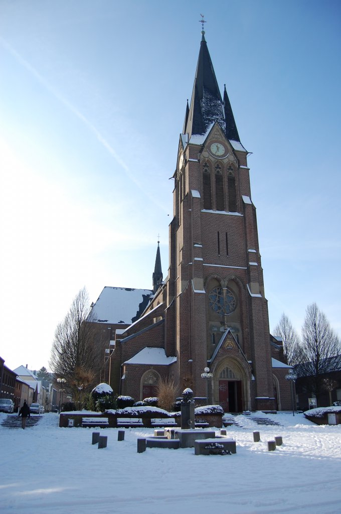 Foto der Pfarrkirche St. Gereon in Mnchengladbach-Giesenkirchen im Jahr ihres 101sten Bestehens. Bei einem Sonntag-Spaziergang machte ich das Foto am 31.1.2010 bei bestem Sonnenschein und gefhlten -20 Grad.
