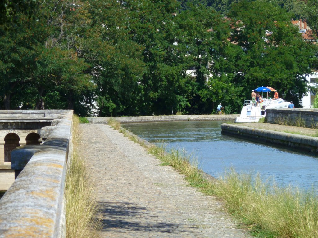 Frankreich, Languedoc-Roussillon, der Radweg am Canal du Midi entlang, hier auf der Kanalbrcke ber den Fluss Orb in Bziers. 17.08.2011