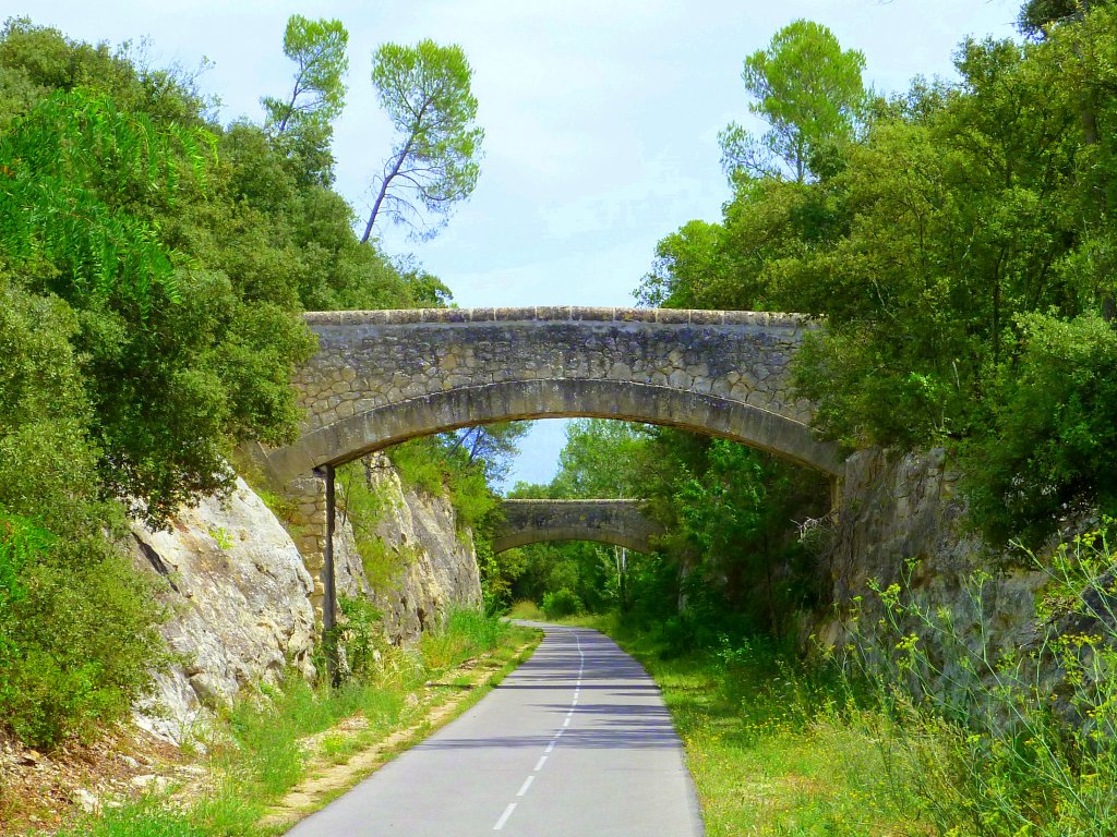 Frankreich, Languedoc-Roussillon, Voie verte de la Vaunage, auch Voie Verte von Caveirac (bei Nmes)  nach Sommires genannt auf der ehemaligen Bahntrasse von Nmes nach Sommires. Ausfahrt Sommires in Richtung Caveirac. 09.08.2011