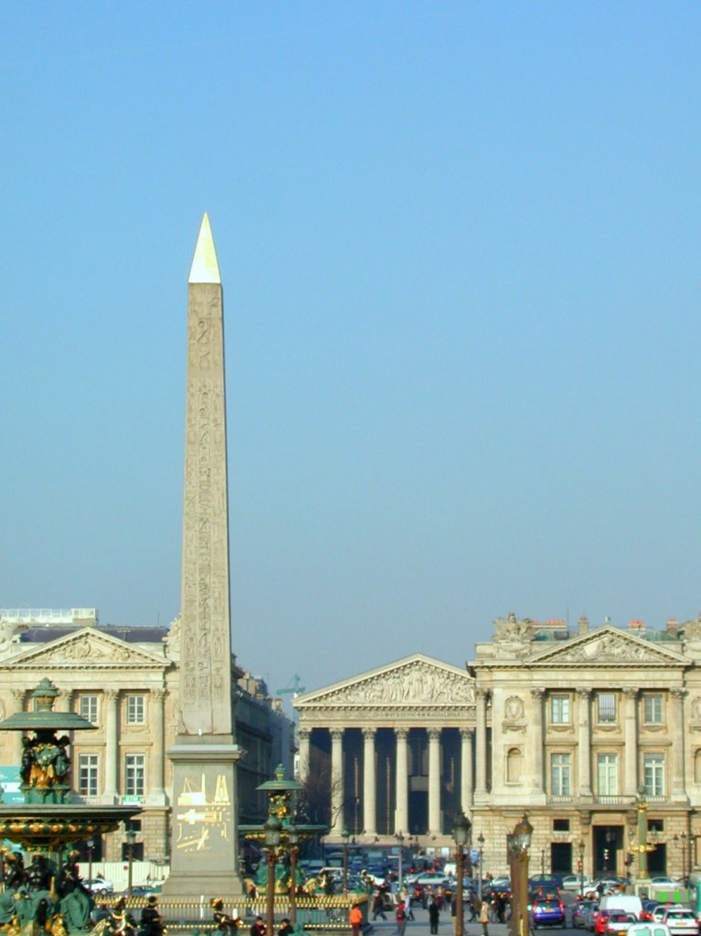 Frankreich, Paris 8e, Place de la Concorde, der Obelisk von Luxor (1836 aufgestellt, 22 m hoch) , im Hintergrund die glise de la Madeleine, 21.02.2003