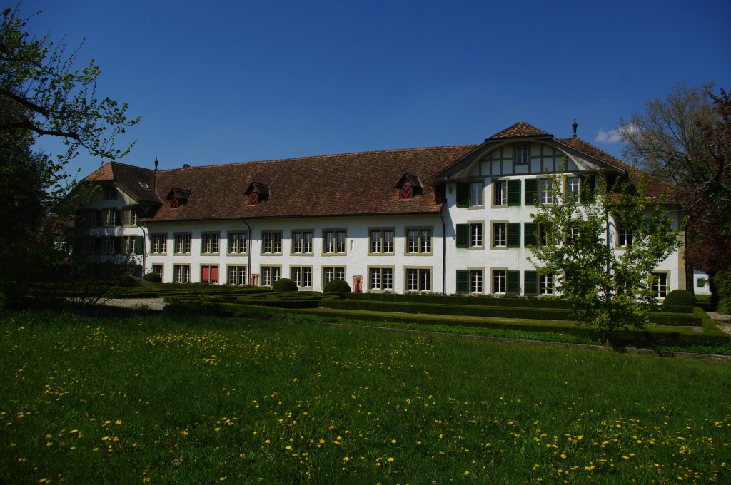Fraubrunnen, ehem. Zisterzienserinnenkloster, gegrndet 1246, von 1528 bis 1798 
bernischer Landvogteisitz, im 18. Jahrhundert umgestaltet zum barocken Schloss, 
Berner Mittelland (18.04.2011)