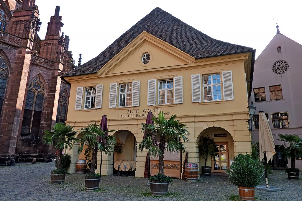 Freiburg im Breisgau, die  Alte Wache  auf dem Mnsterplatz, historisches Gebude unter Denkmalschutz, heute  Haus des Badischen Weines , Sept.2011