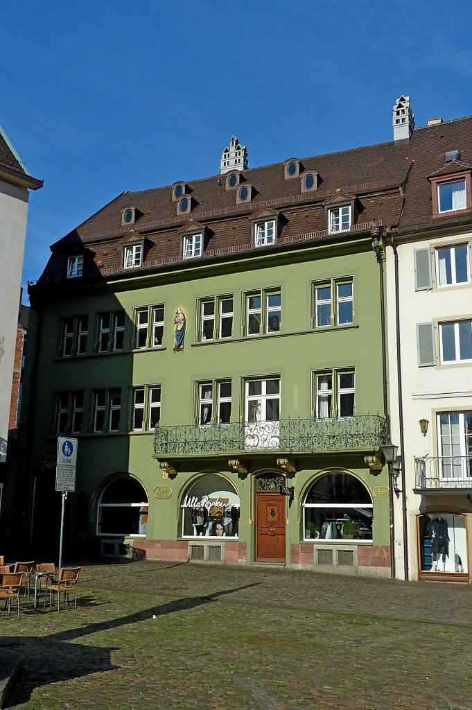 Freiburg im Breisgau, das Bankhaus Krebs steht seit 1721 auf dem Mnsterplatz, nach der Bombadierung 1944 wieder in historischer Form aufgebaut, 1995 beendete die Bank ihre Geschfte, Sept.2011
