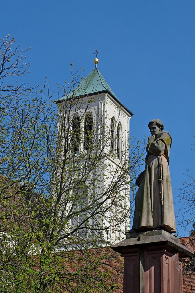Freiburg im Breisgau, Blick ber das Bertold-Schwarz-Denkmal am Rathausplatz zum Turm der Martinskirche, Mrz 2012